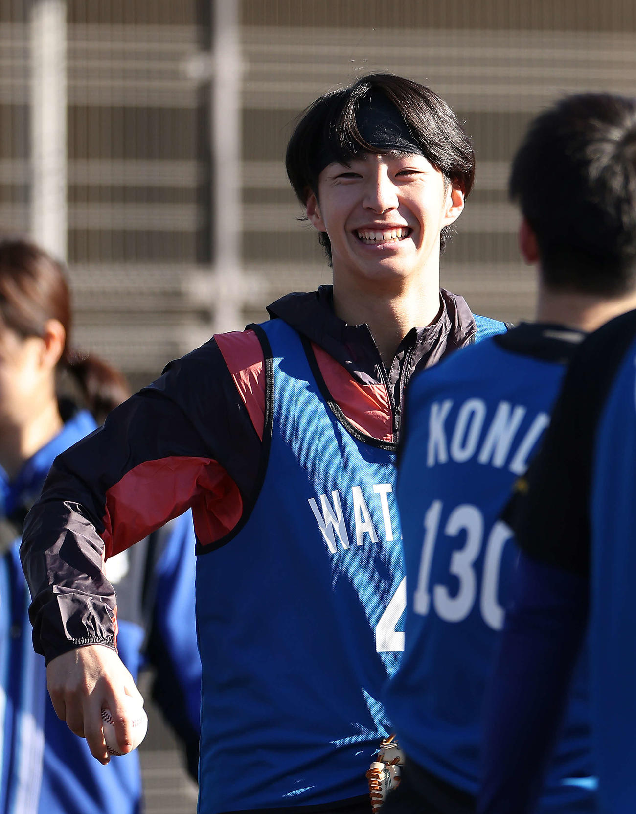 笑顔を見せるDeNA度会（撮影・河田真司）