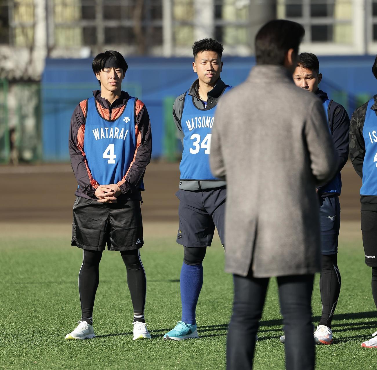 三浦監督（手前）の訓示を受けるDeNA度会（左）ら新人選手たち（撮影・河田真司）