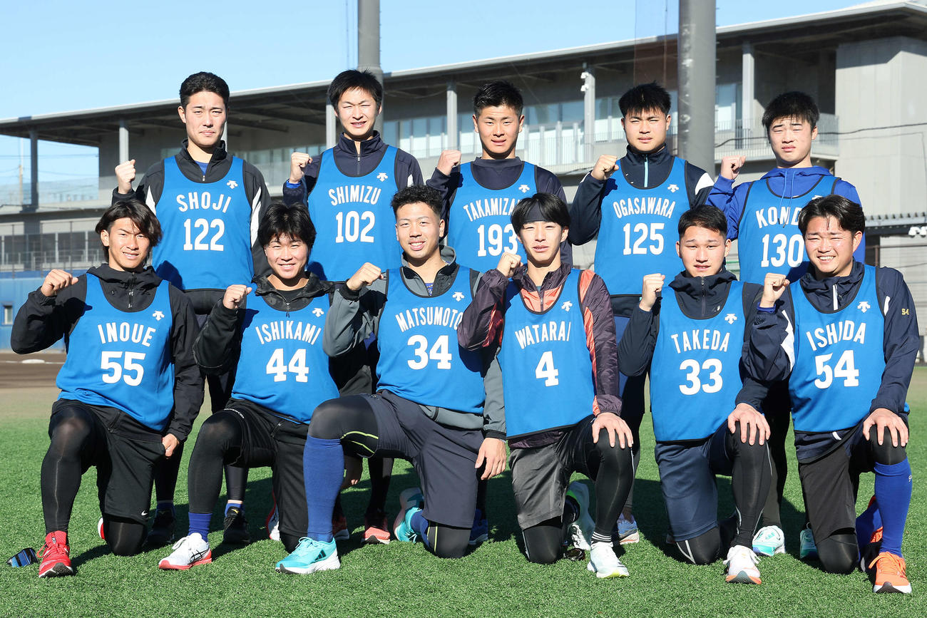 訓示後に集合写真に納まるDeNAの新人選手たち。。前列左から井上、石上、松本凌、度会、武田、石田裕、後列左から庄司、清水、高見沢、小笠原、近藤（撮影・河田真司）