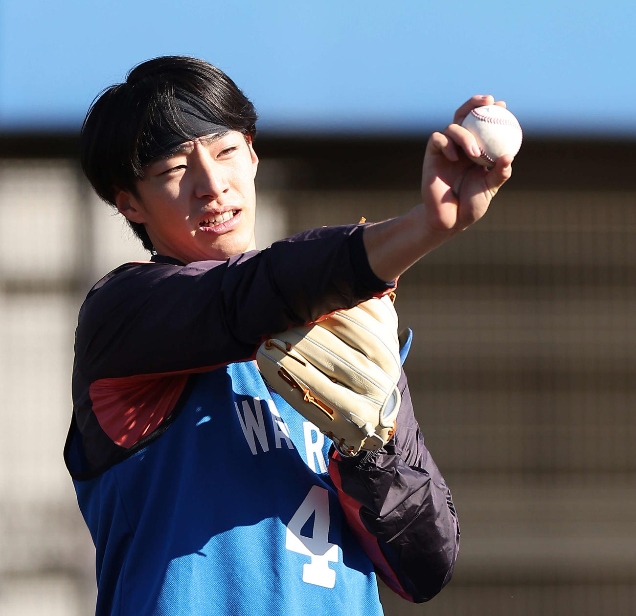 キャッチボールするDeNA度会（撮影・河田真司）