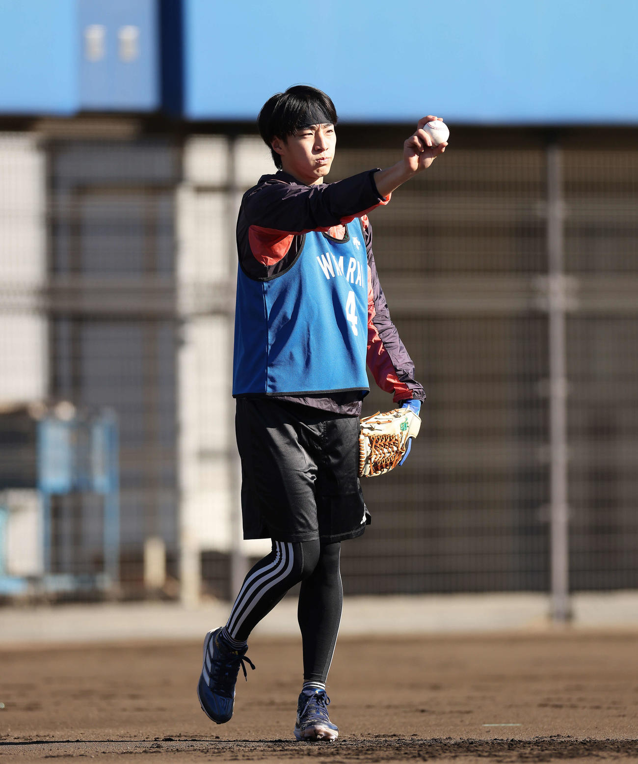 キャッチボールするDeNA度会（撮影・河田真司）