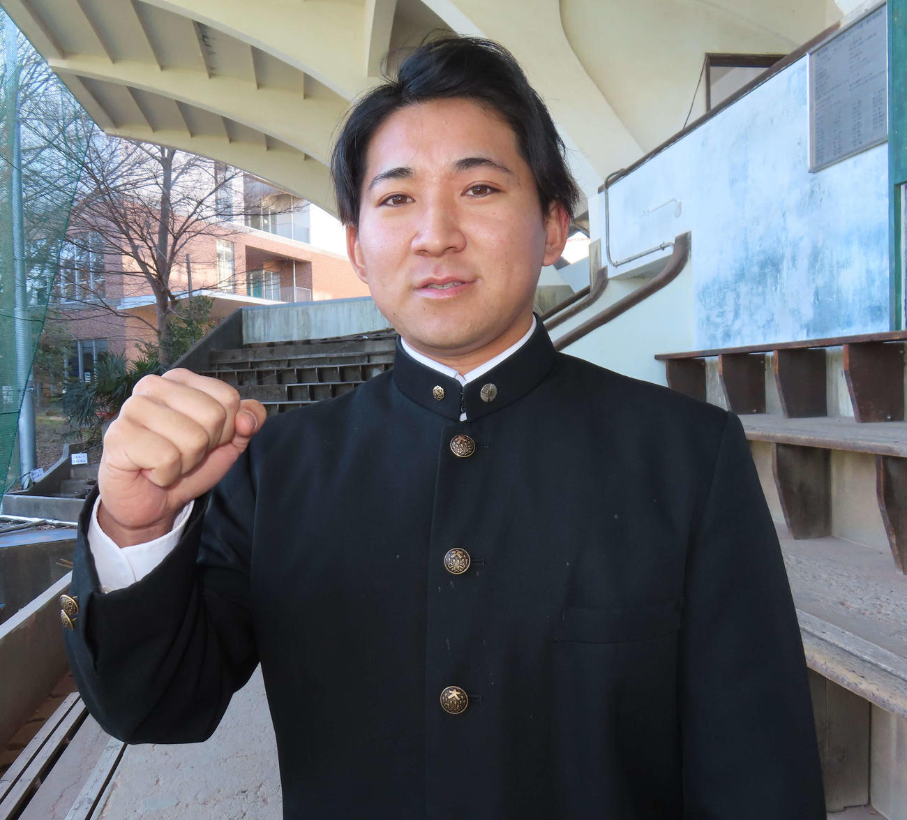 練習初めでガッツポーズを見せる主将の東大・藤田（撮影・佐瀬百合子）