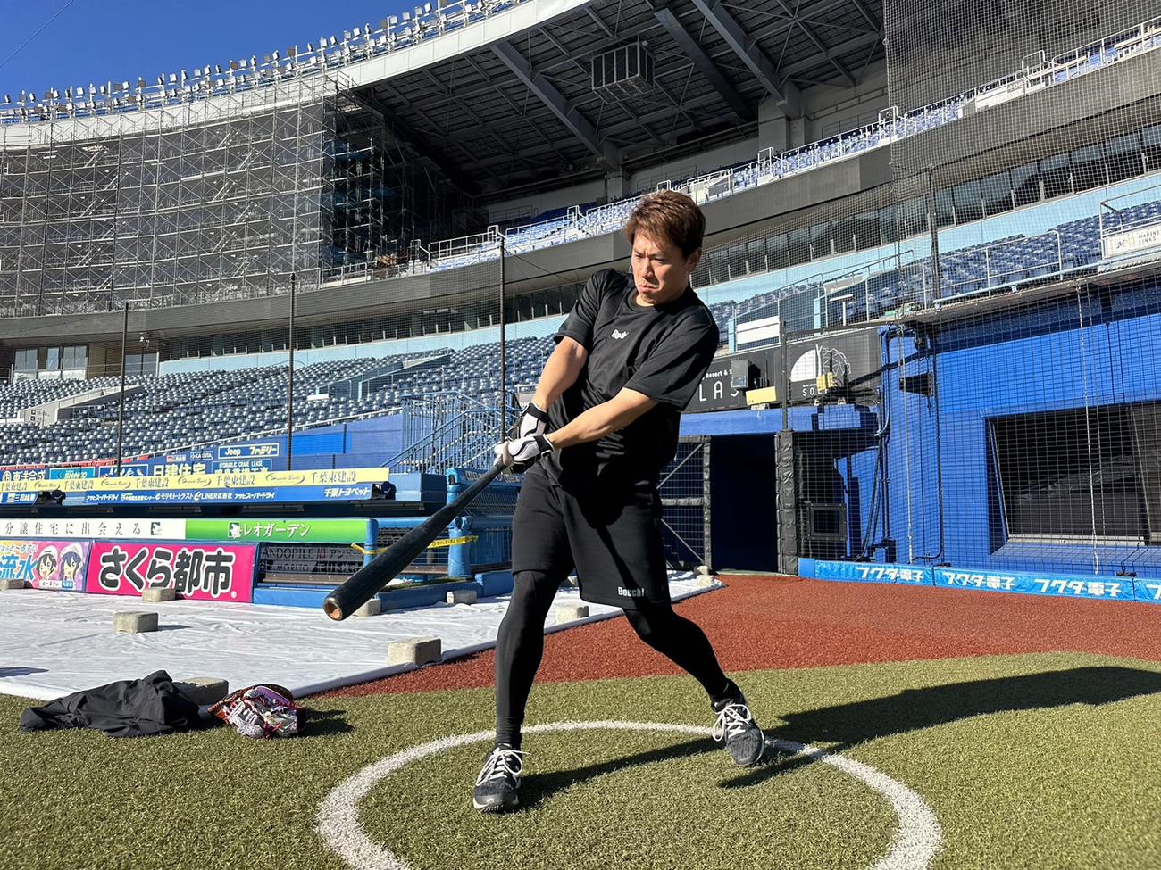 マリンでの自主トレを公開した角中（球団提供）