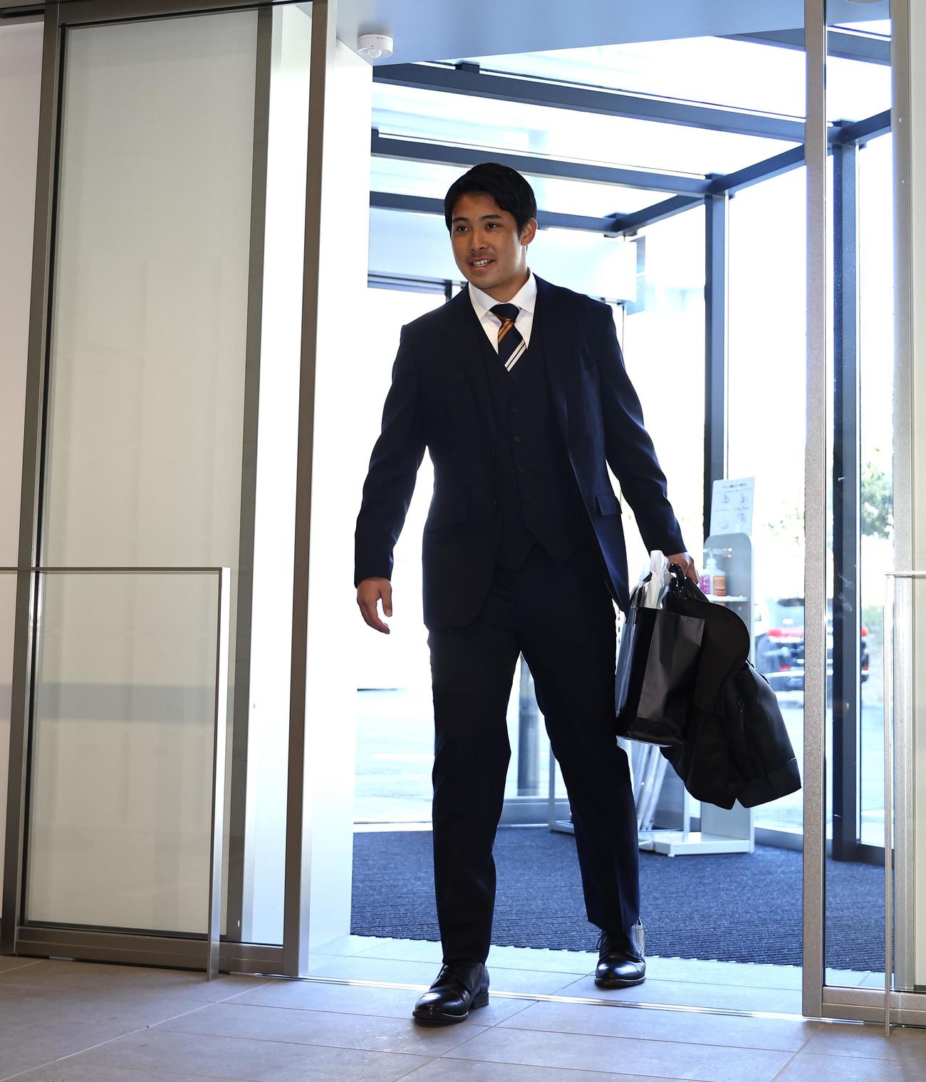 寮に入る巨人育成4位田上（撮影・垰建太）