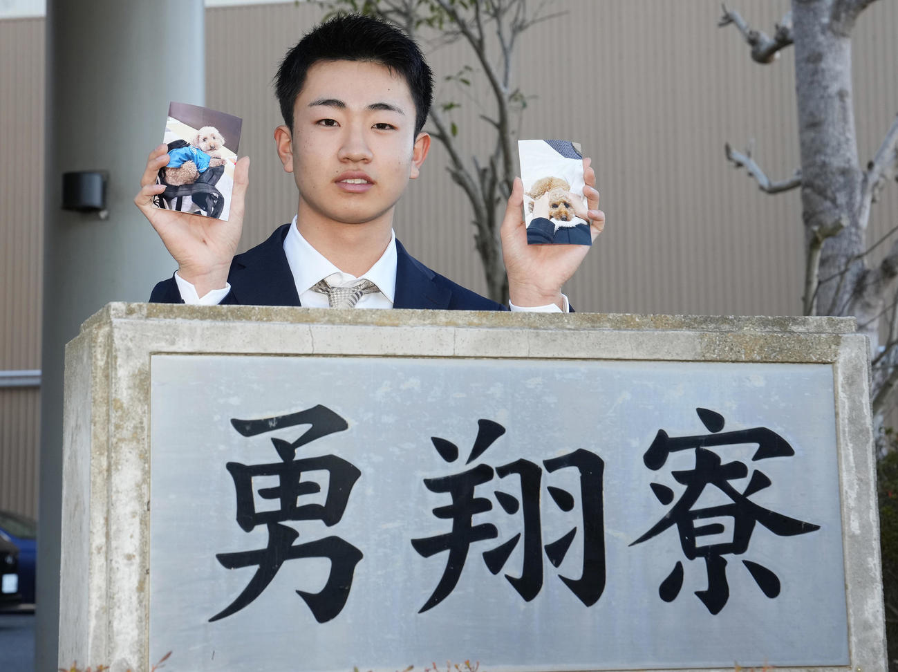 入寮した日本ハム育成2位の平田は愛犬ココアの写真を手に笑顔（撮影・鈴木みどり）