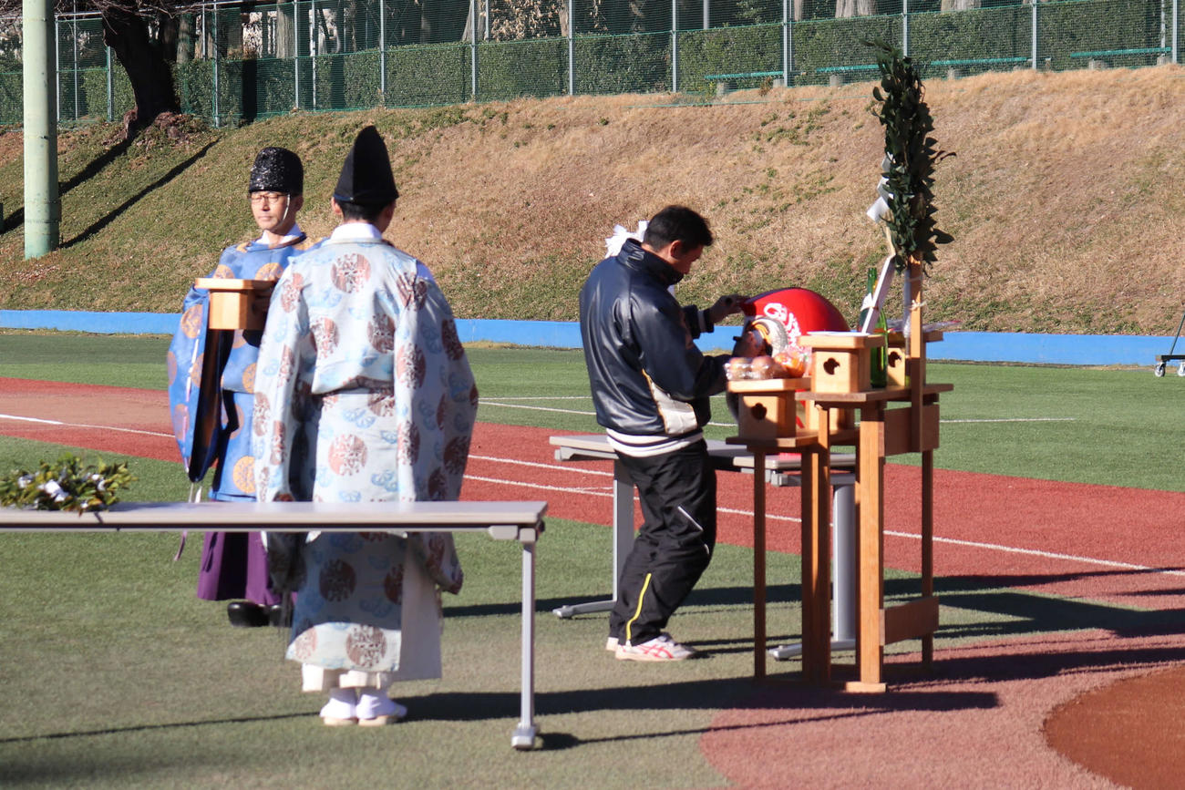 グラウンド開きで必勝祈願を行い、日本一を祈念しダルマの目入れを行う東洋大・井上大監督（撮影・保坂淑子）