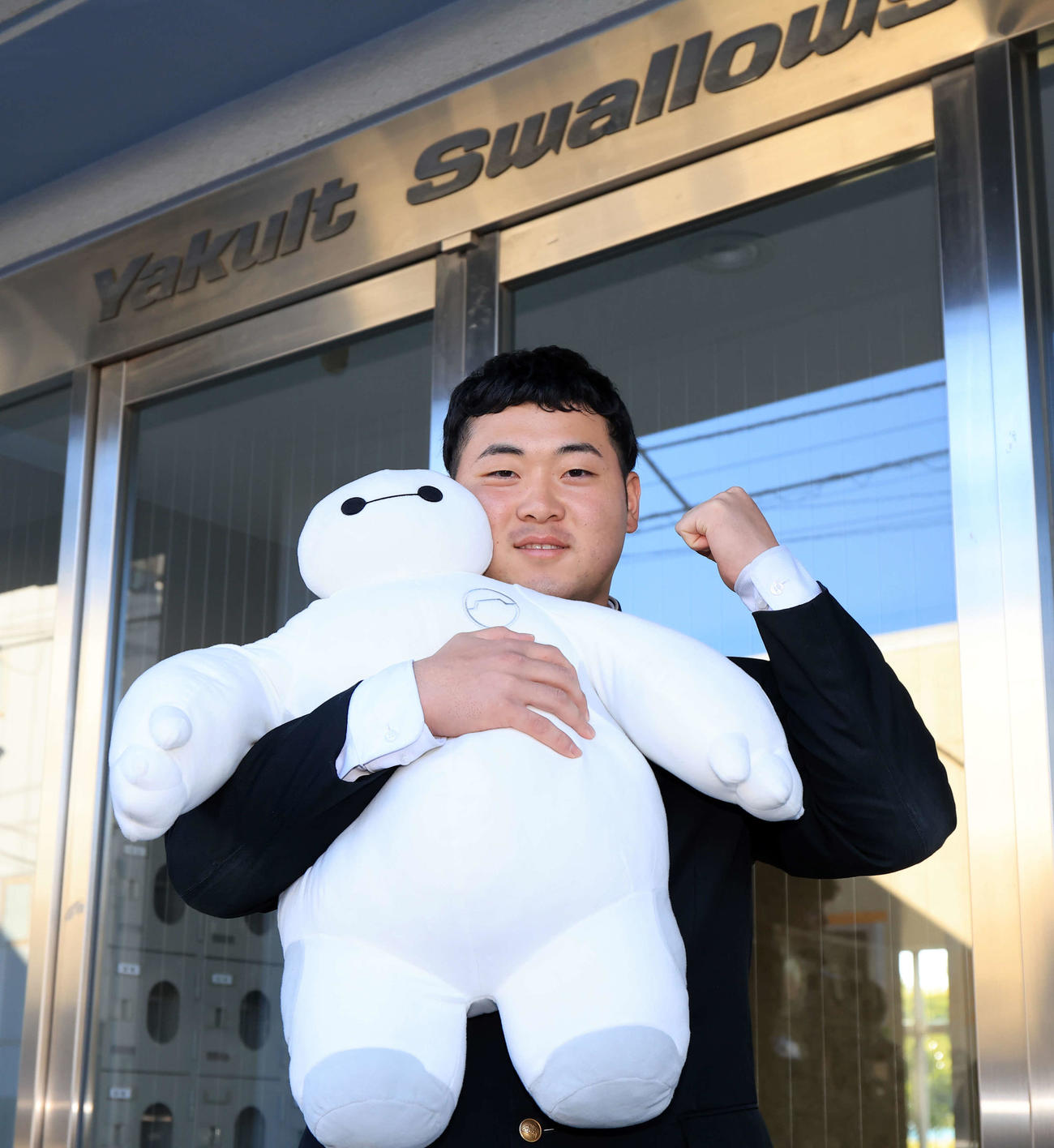 ヤクルト選手寮に入寮した育成ドラフト2位の高野颯太は「似てると思う」というベイマックスのぬいぐるみを持参し、いとおしそうに抱きしめガッツポーズ（撮影・浅見桂子）