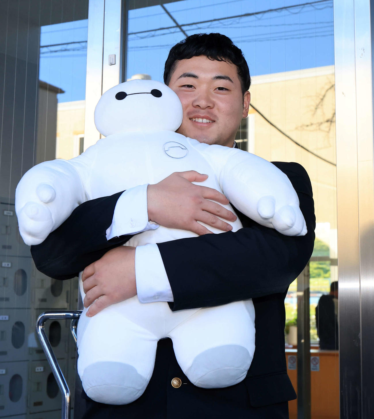 ヤクルトの育成ドラフト2位の高野颯太は「似てると思う」というベイマックスのぬいぐるみを持参（撮影・浅見桂子）