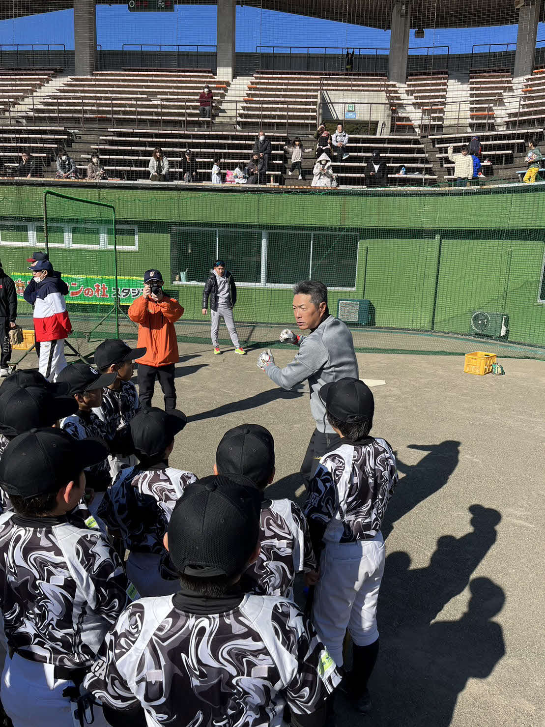 子どもたちに指導する小久保監督