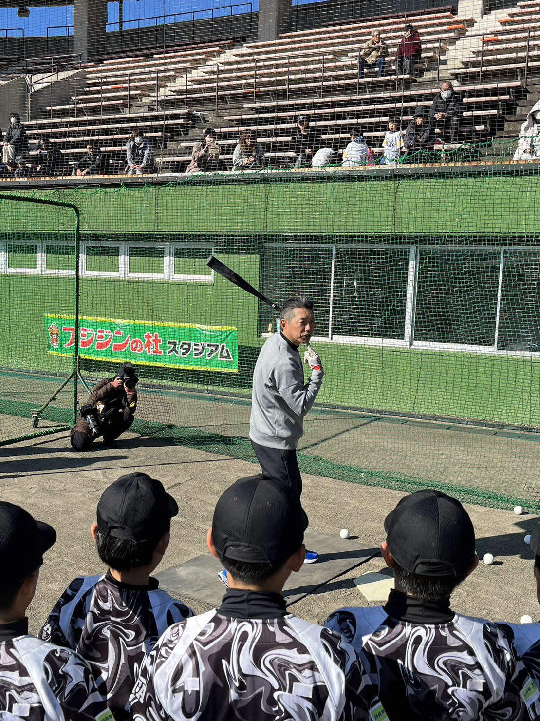 子どもたちに打撃指導する小久保監督