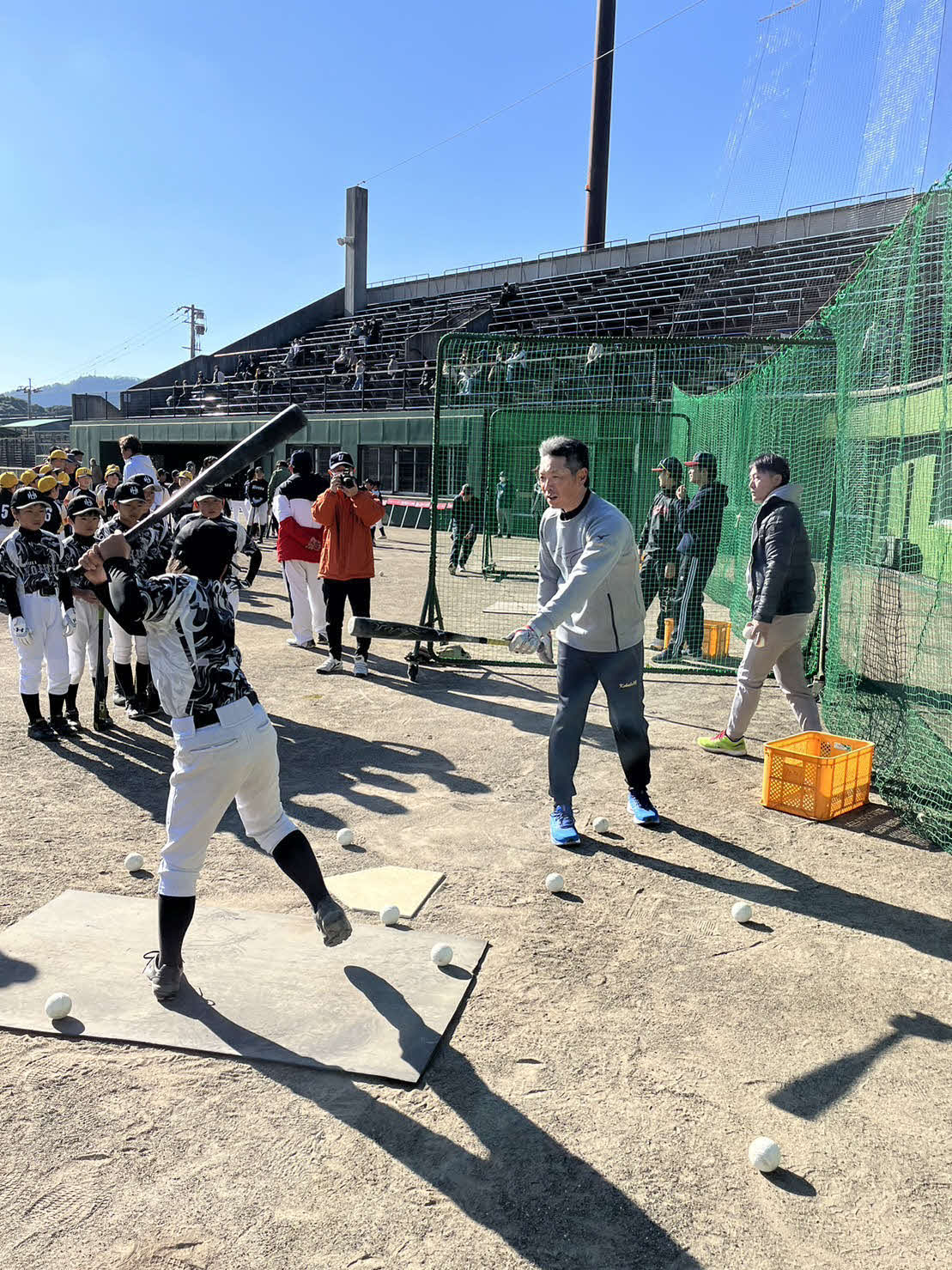 子どもたちに打撃指導する小久保監督