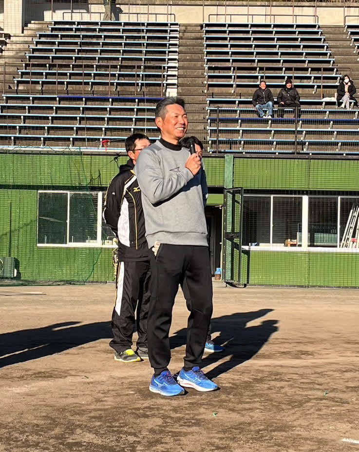 笑顔で締めの挨拶を行う小久保監督＝
