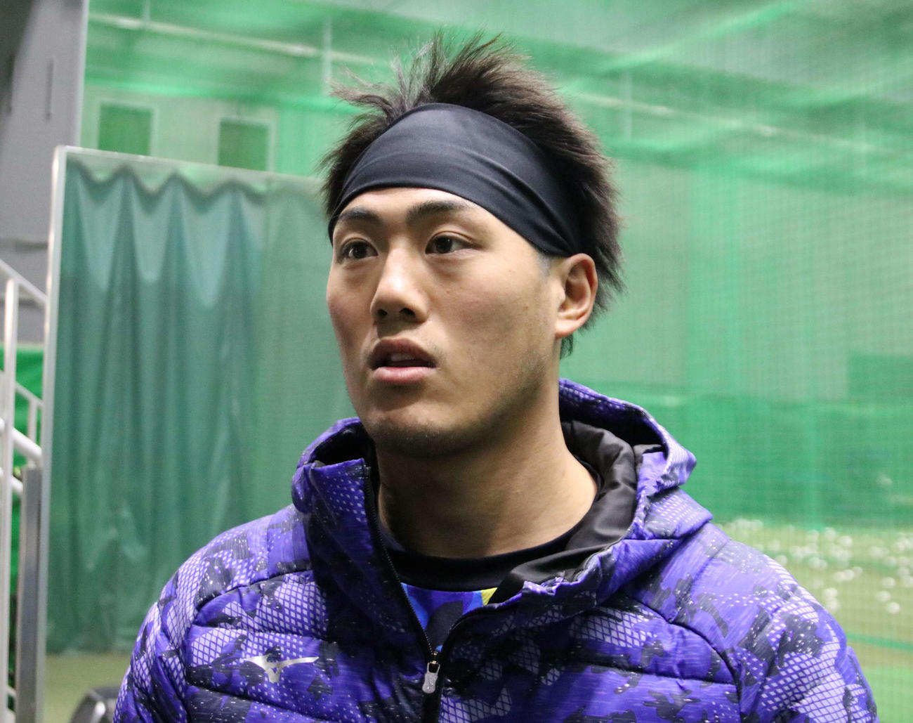 取材に応じる西武育成の牧野（撮影・山崎純一）