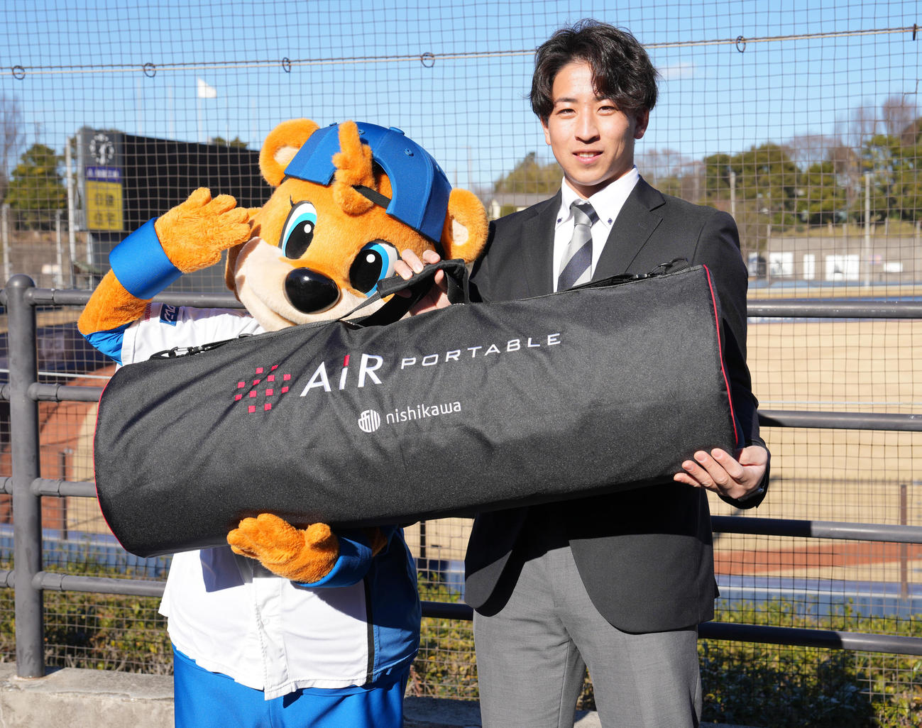 入寮し、マットレスを手にカビーと一緒に記念撮影する日本ハムドラフト1位細野（撮影・鈴木みどり）