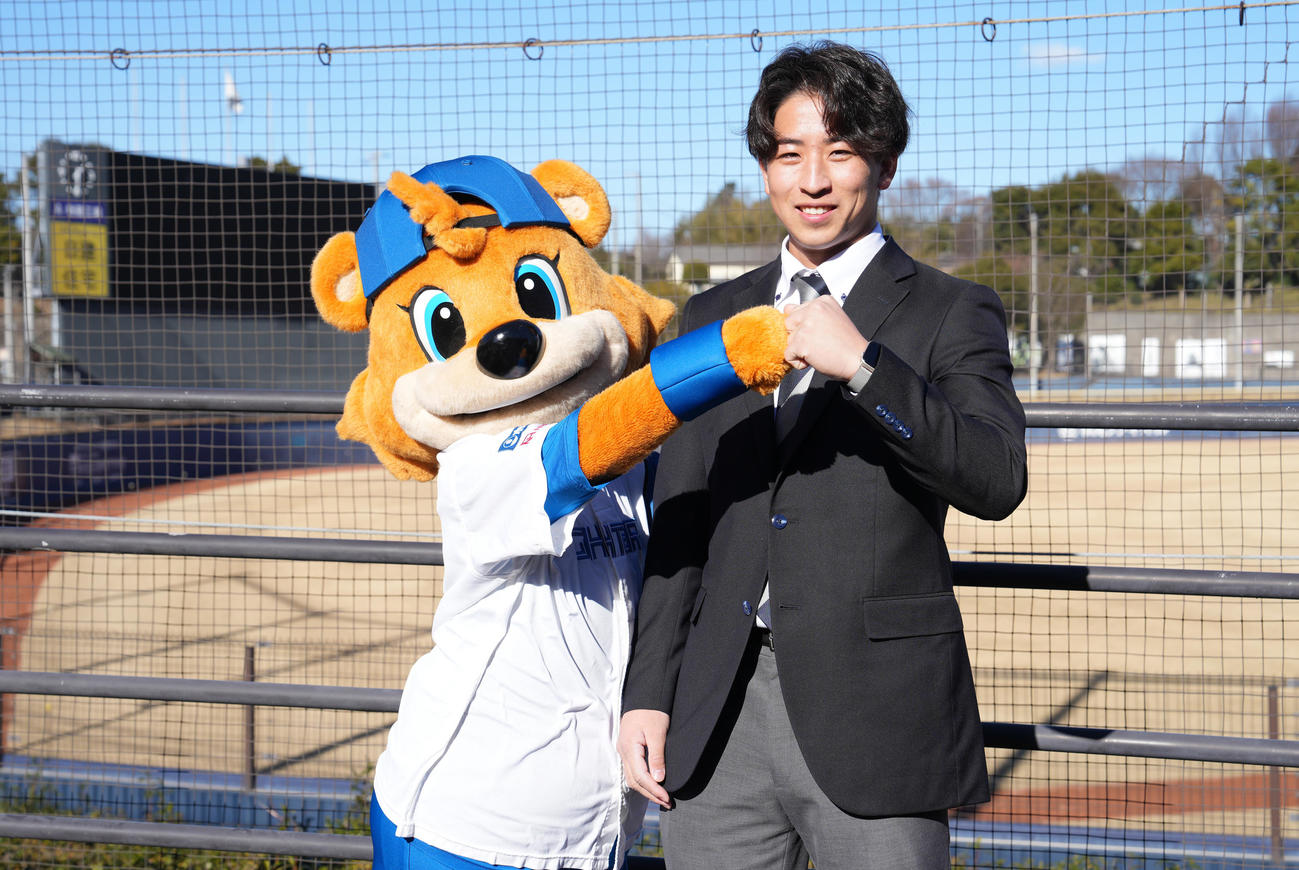 入寮し、カビーと一緒に記念撮影する日本ハムドラフト1位細野（撮影・鈴木みどり）