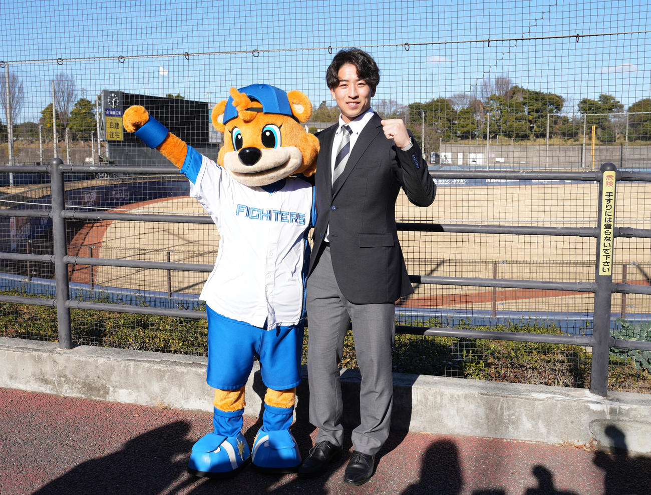 入寮し、カビーと一緒に記念撮影する日本ハムドラフト1位細野（撮影・鈴木みどり）