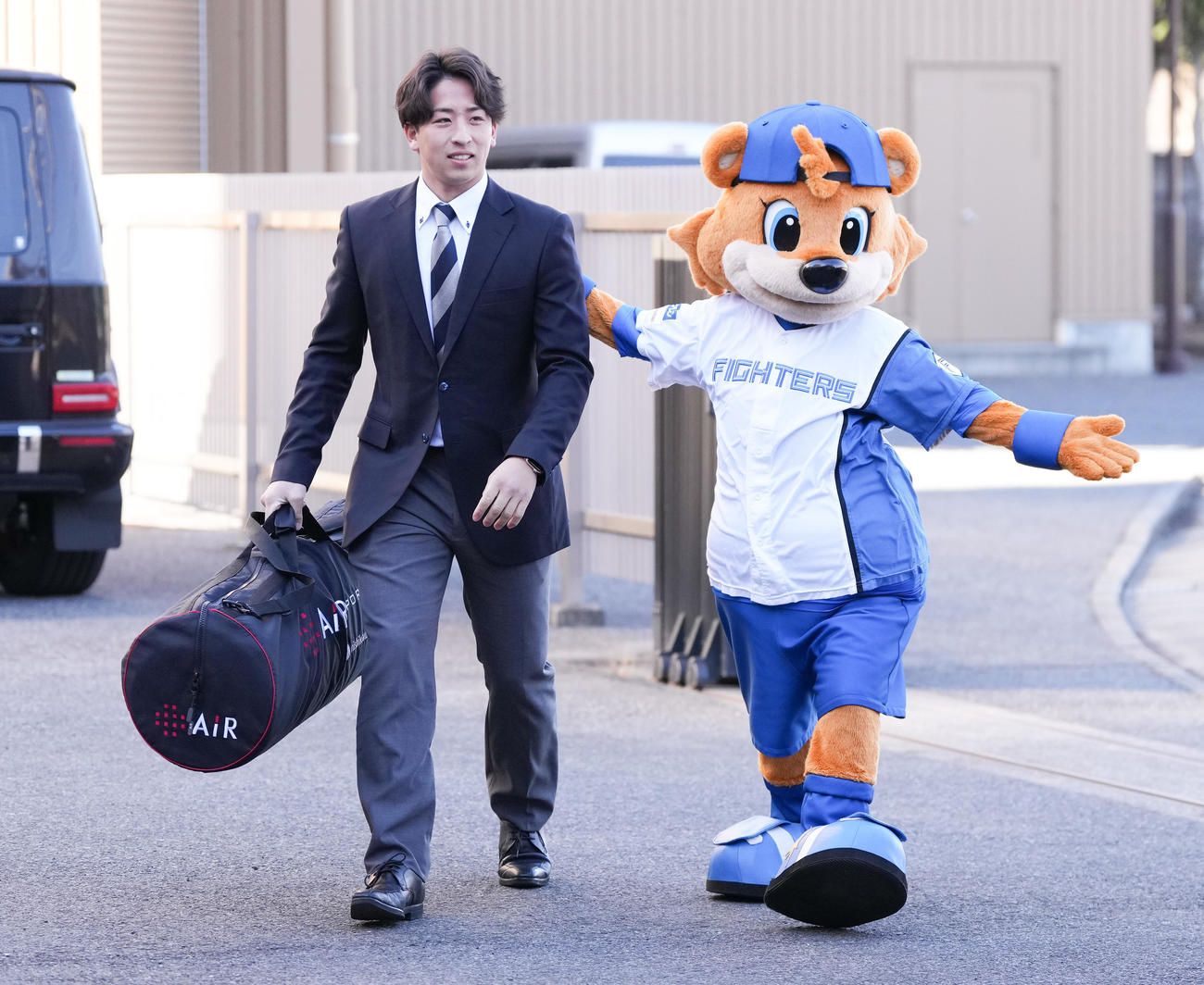 カビーに案内され入寮する日本ハムドラフト1位細野（撮影・鈴木みどり）