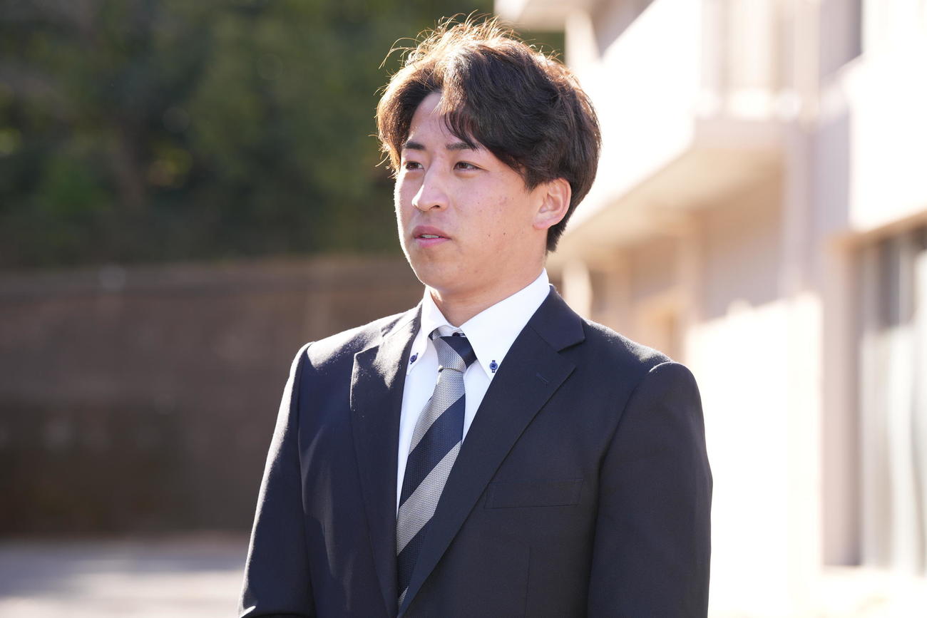 入寮し、囲み取材に応じる日本ハムドラフト1位細野（撮影・鈴木みどり）