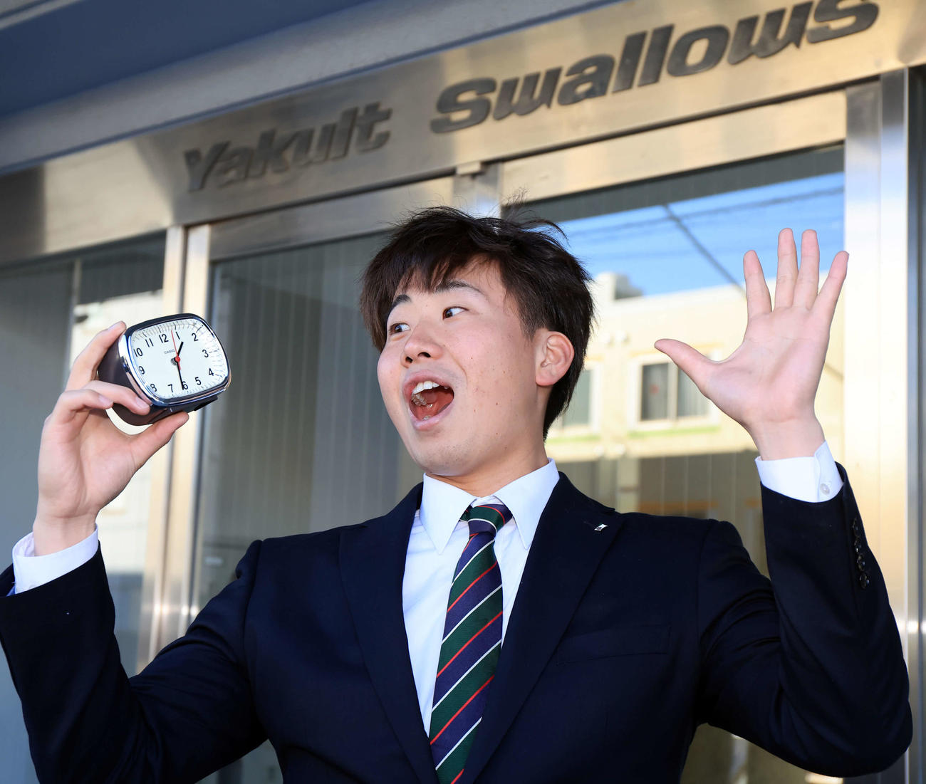 ヤクルトのドラフト1位の西舘は持参した目覚まし時計のアラームで起きる様子を再現（撮影・浅見桂子）