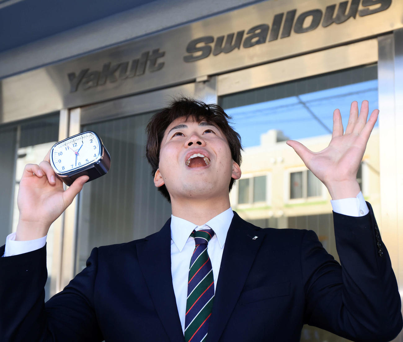 ヤクルト選手寮に入寮したドラフト1位の西舘は「時間厳守。遅刻厳禁」を肝に銘じ、持参した目覚まし時計のアラームで起きる様子を再現（撮影・浅見桂子）