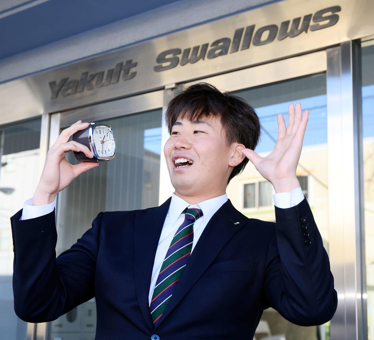 ヤクルト選手寮に入寮したドラフト1位の西舘は「時間厳守。遅刻厳禁」を肝に銘じ、持参した目覚まし時計のアラームで起きる様子を再現（撮影・浅見桂子）