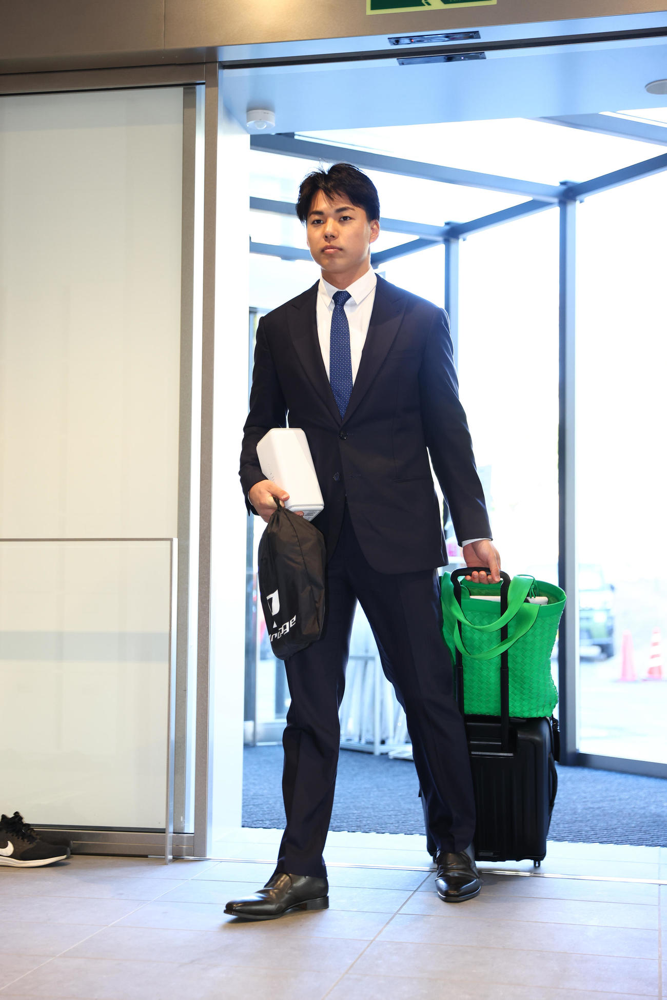 寮に入る巨人育成1位三浦（撮影・垰建太）