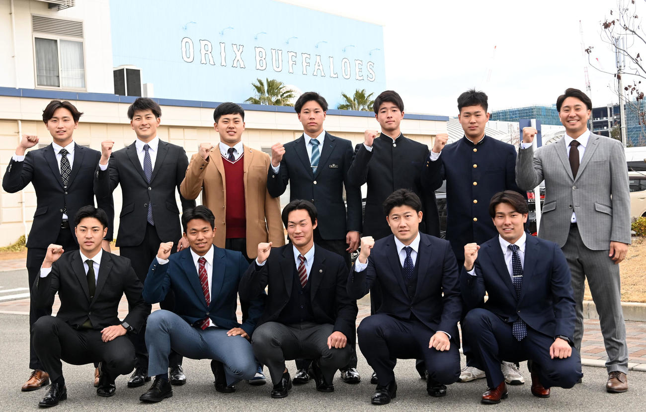 入寮した新人選手たち。前列左から河野、宮国、寿賀、大江、芦田、後列左から権田、高島、東松、横山聖、河内、堀、古田島（撮影・前岡正明）