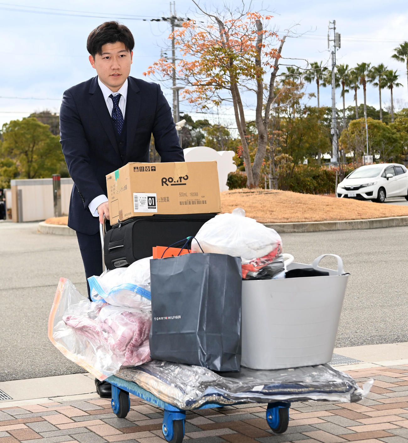 入寮するオリックス育成2位の大江（撮影・前岡正明）