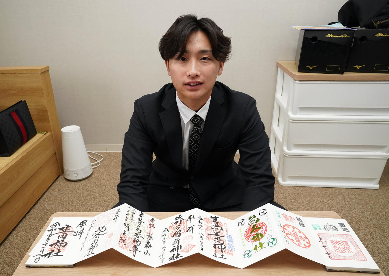 両親が集めてくれた御朱印帳を持って入寮したオリックス7位の権田琉成