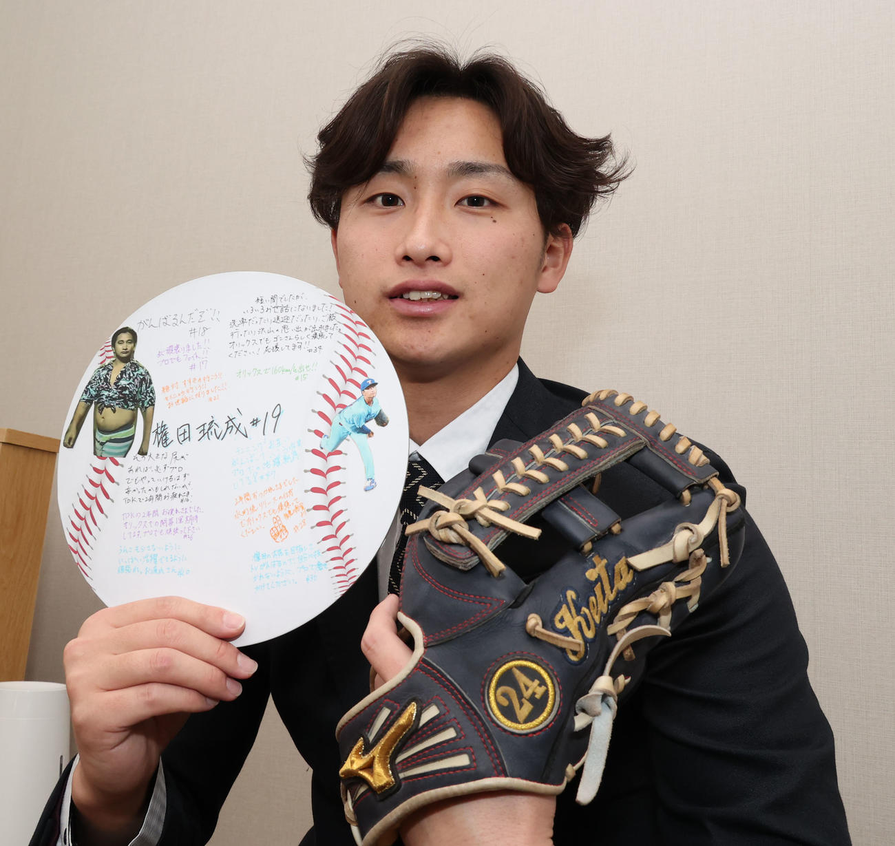 TDKのチームメートから贈られた寄せ書きとグラブを持って入寮したオリックス7位の権田琉成
