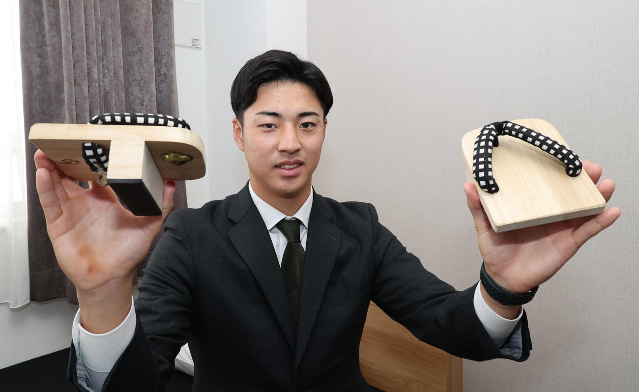 げたのトレーニンググッズを持って入寮したオリックス育成5位の河野