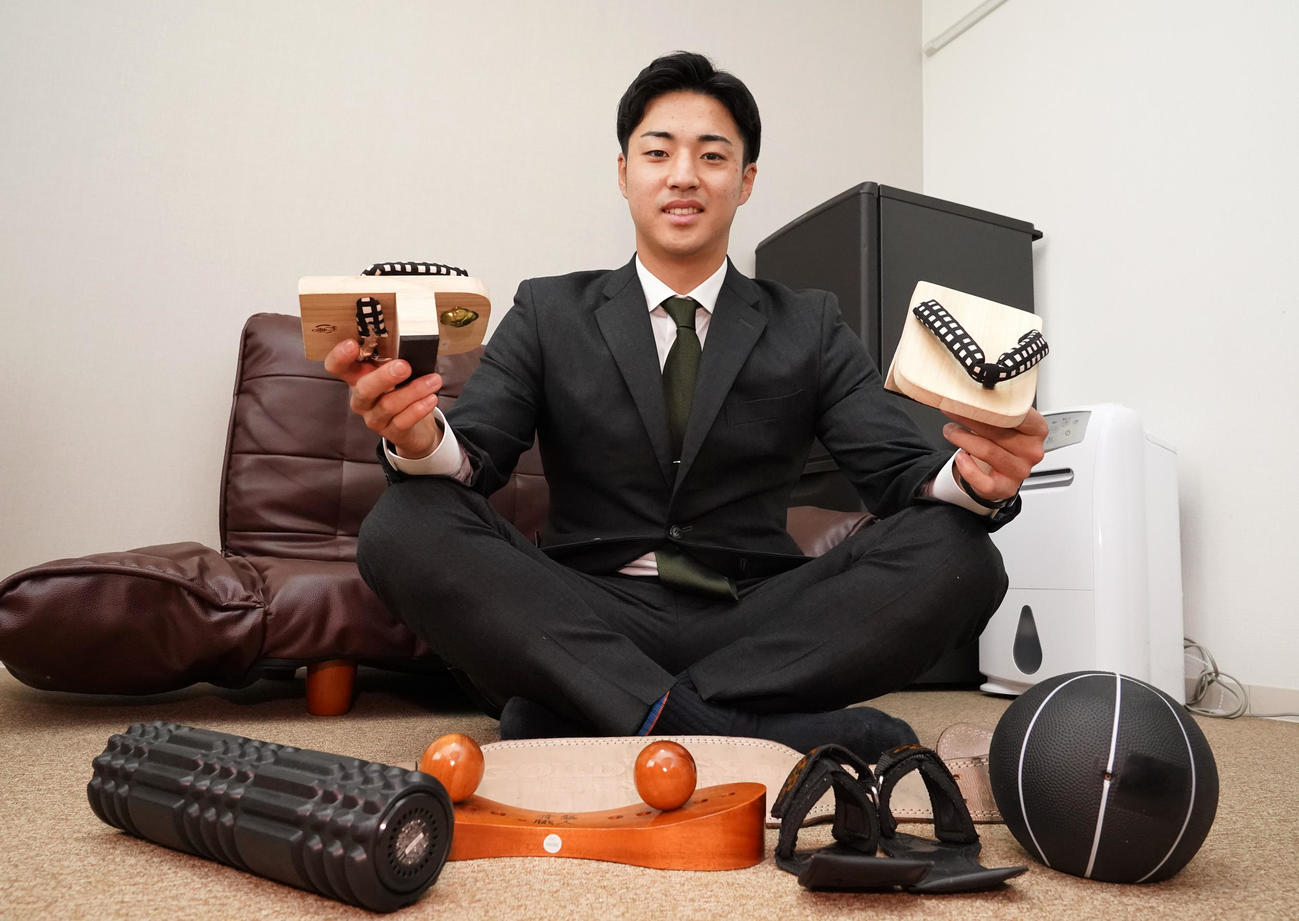 トレーニング用のげたを持って入寮したオリックス育成5位の河野
