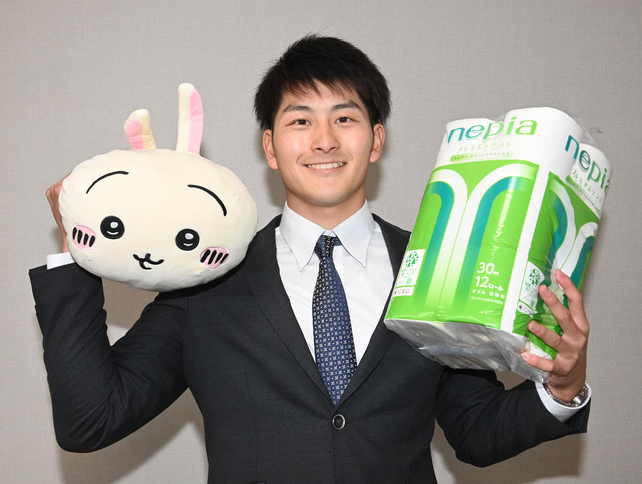 「ちいかわ」のぬいぐるみと王子製品を持って入寮したオリックスドラフト5位の高島（撮影・前岡正明）