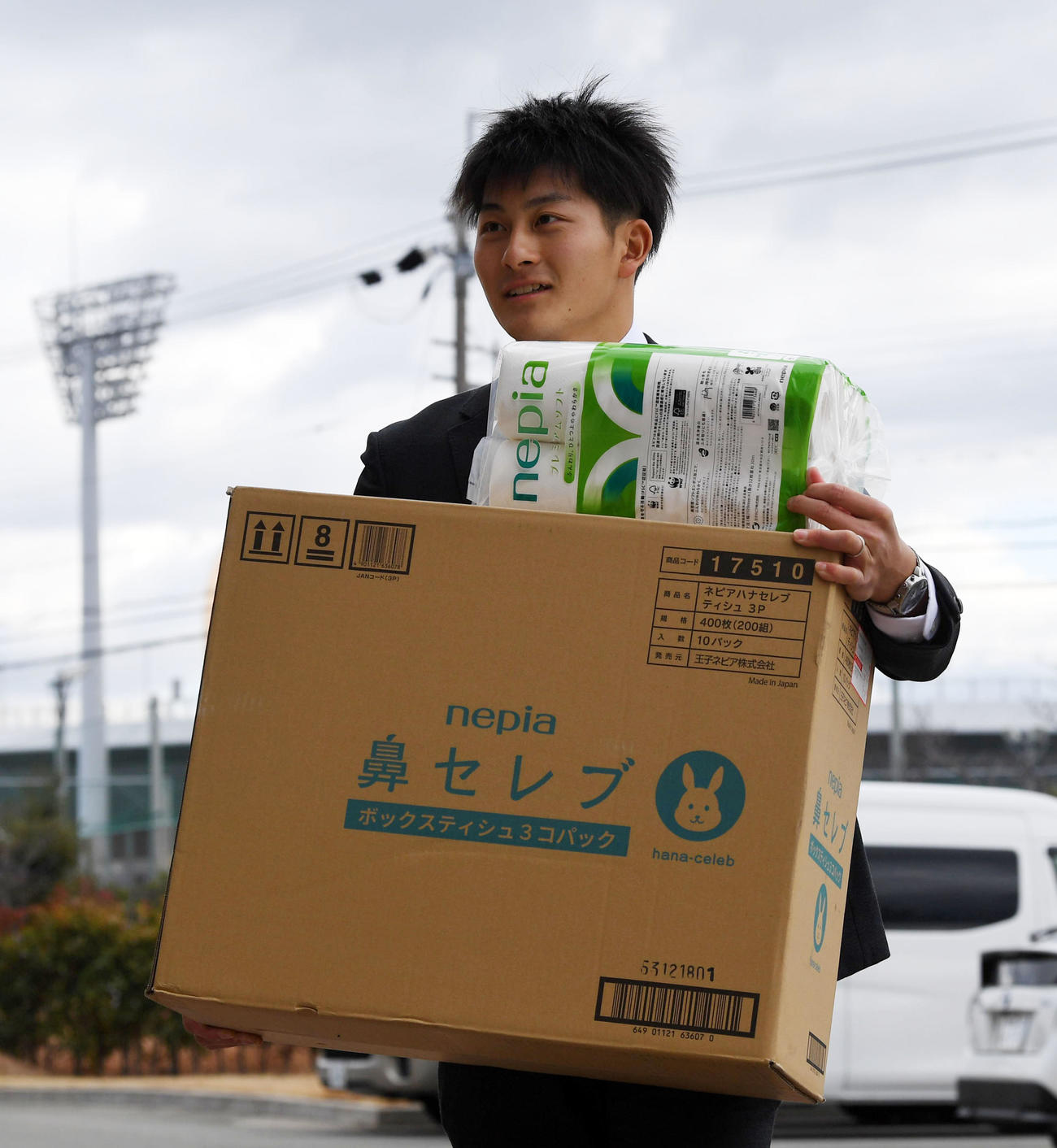 入寮するオリックスドラフト5位の高島（撮影・前岡正明）