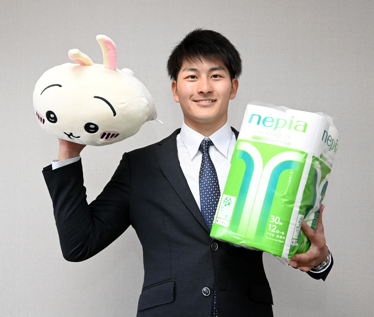 「ちいかわ」のぬいぐるみと王子製品を持って入寮したオリックスドラフト5位の高島（撮影・前岡正明）