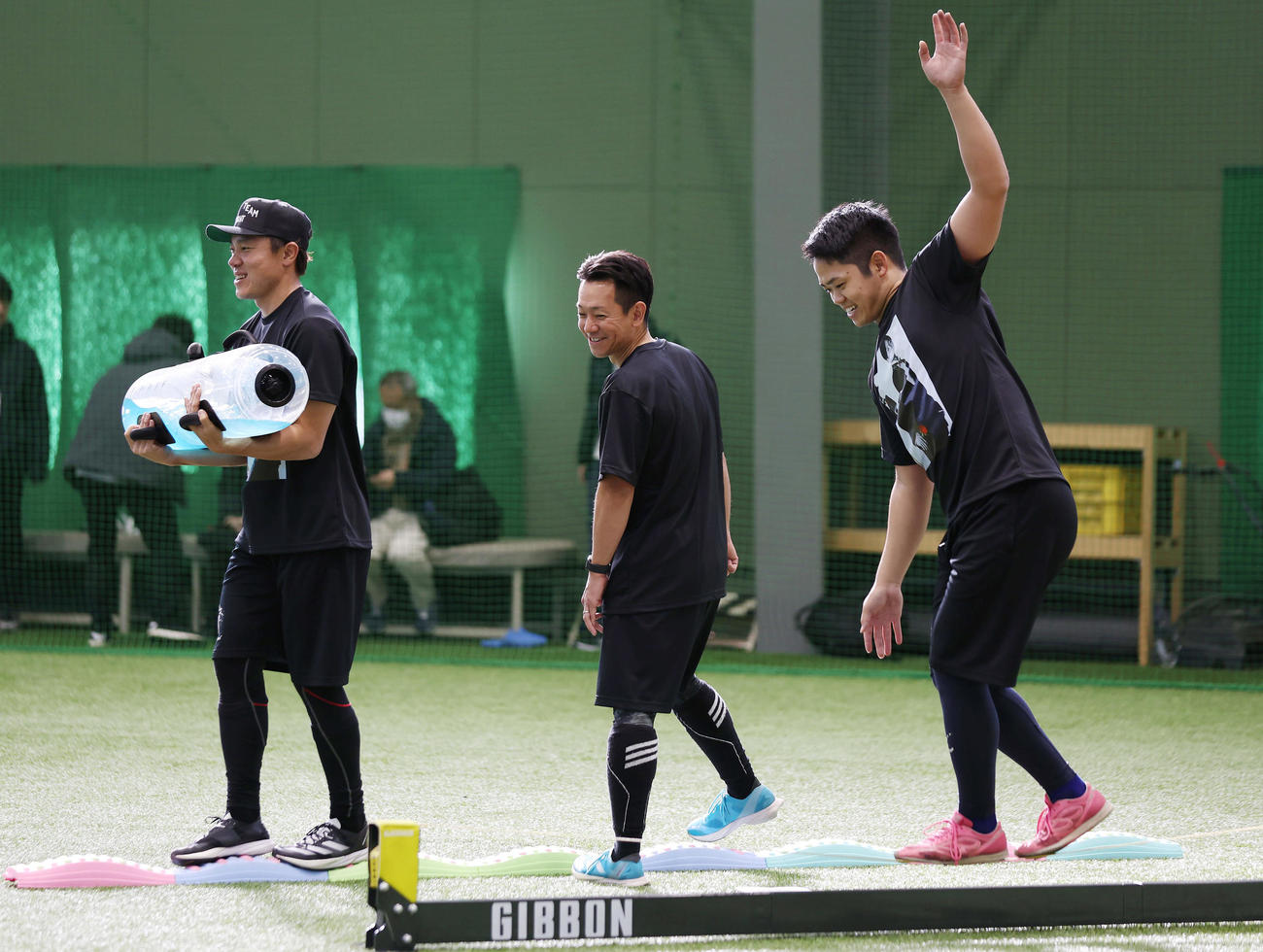 自主トレを公開し、トレーニングに励む中日大島。右は根尾、中央はパーソナルトレーナーの土田氏（撮影・前田充）