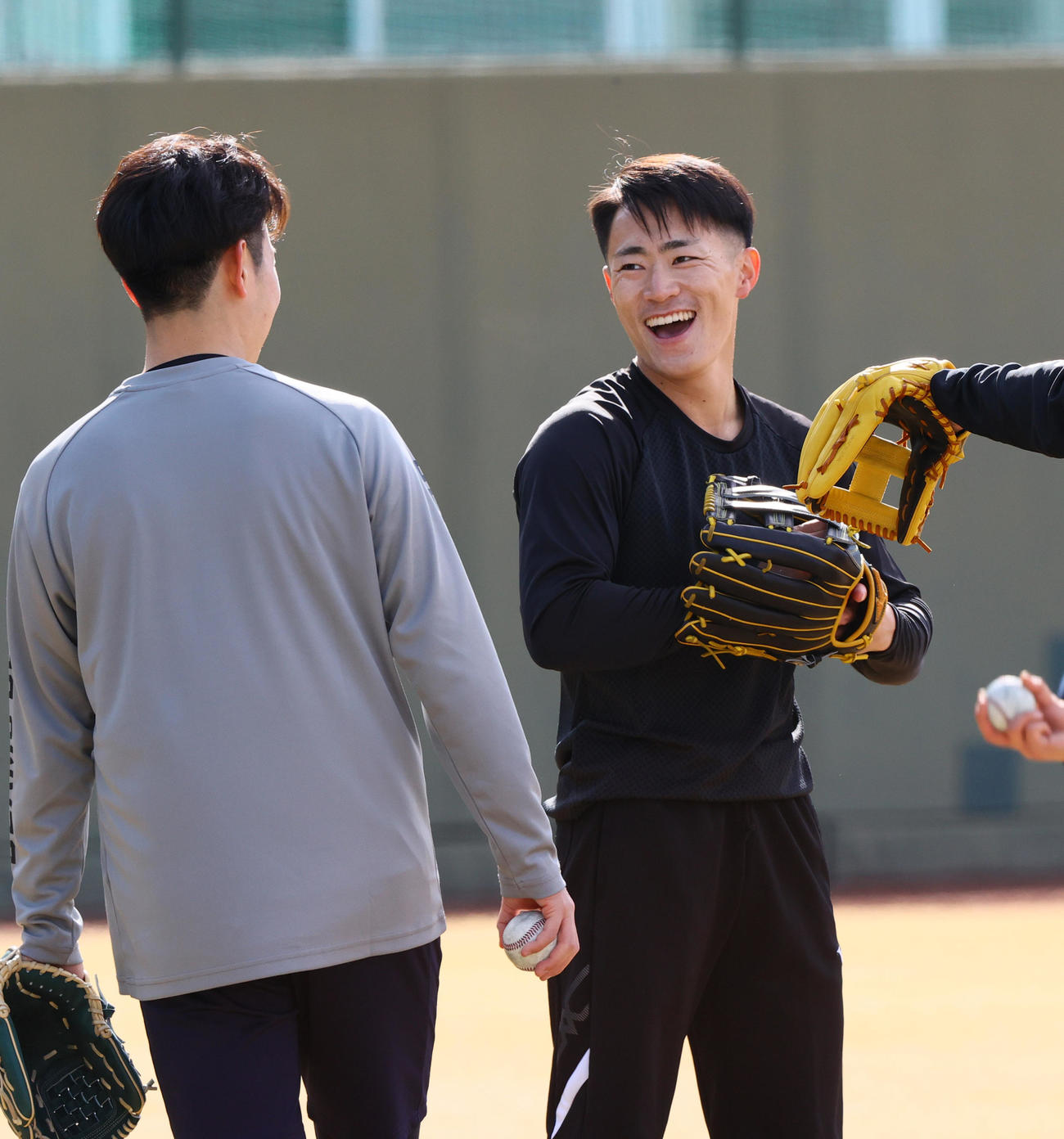 鳴尾浜球場で自主トレする阪神福島（右）は下村と笑顔で話す（撮影・上山淳一）