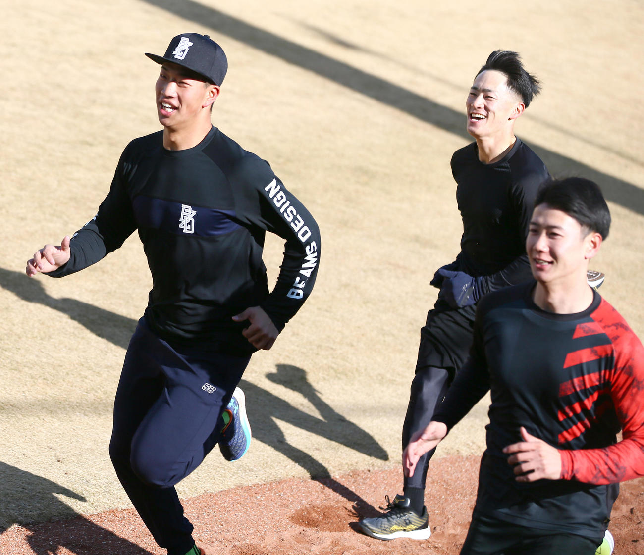 鳴尾浜球場で自主トレする、左から阪神百崎、福島、山田（撮影・上山淳一）