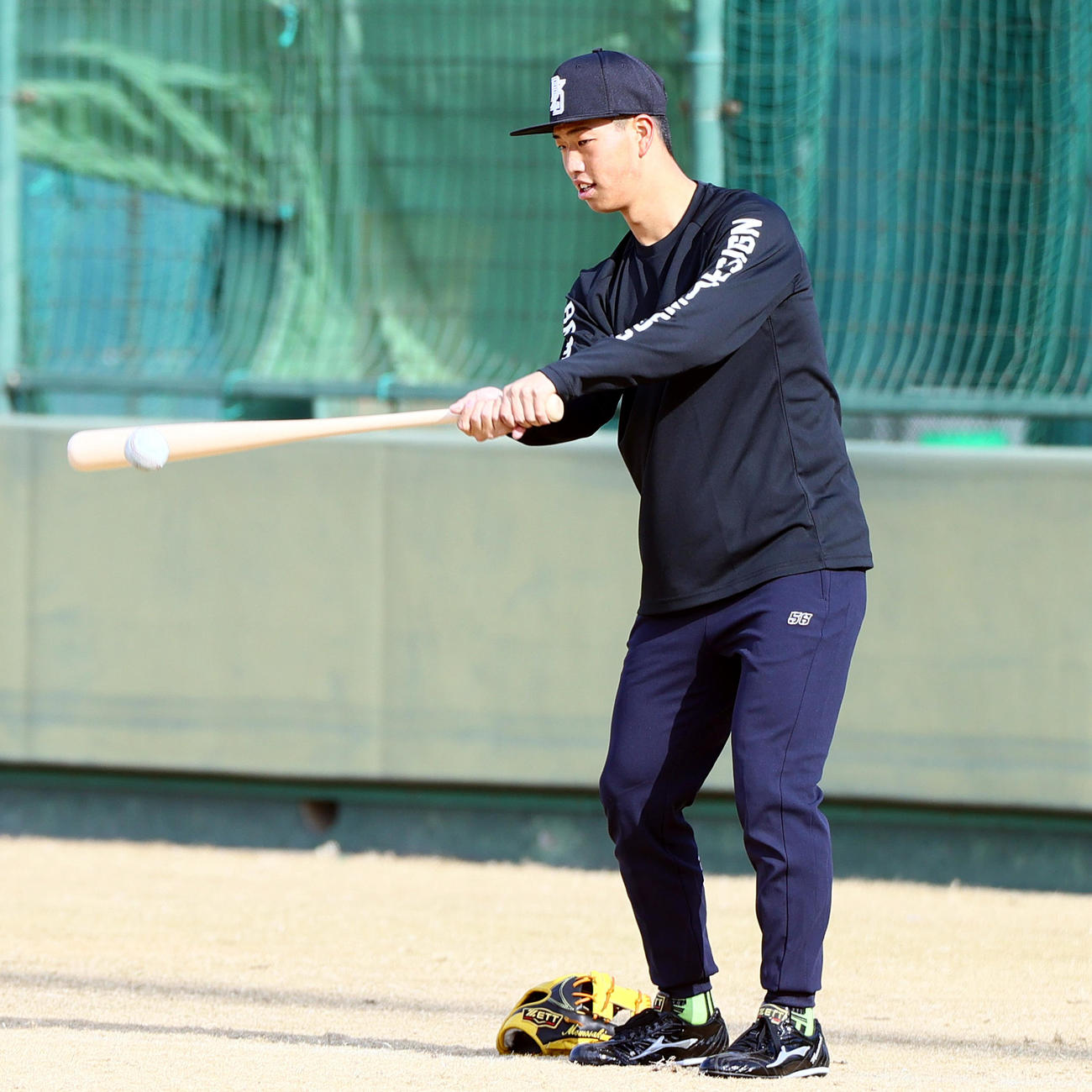 鳴尾浜球場で自主トレする阪神百崎（撮影・上山淳一）