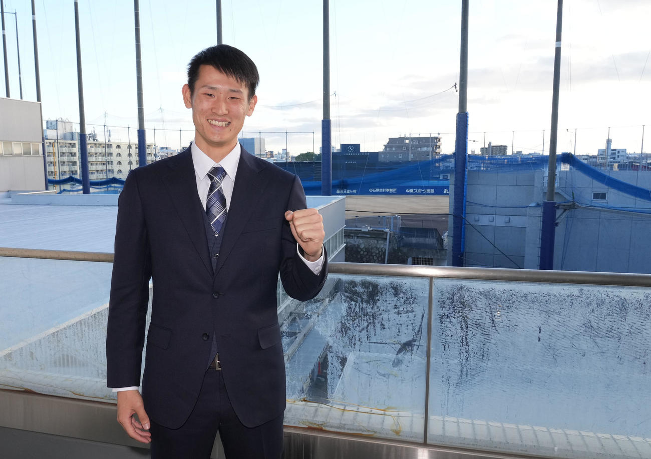 明日から練習場となるナゴヤ球場を背にポーズを決める草加（撮影・森本幸一）