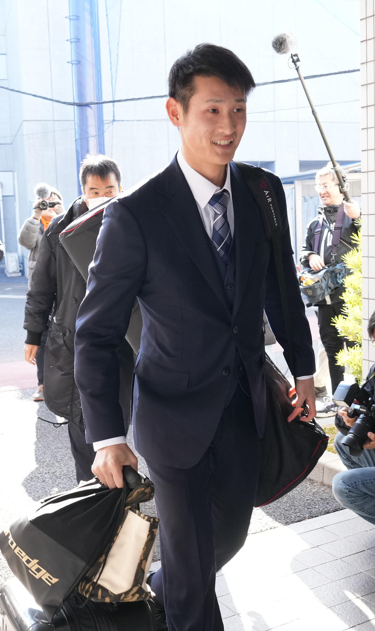 入寮する草加（撮影・森本幸一）