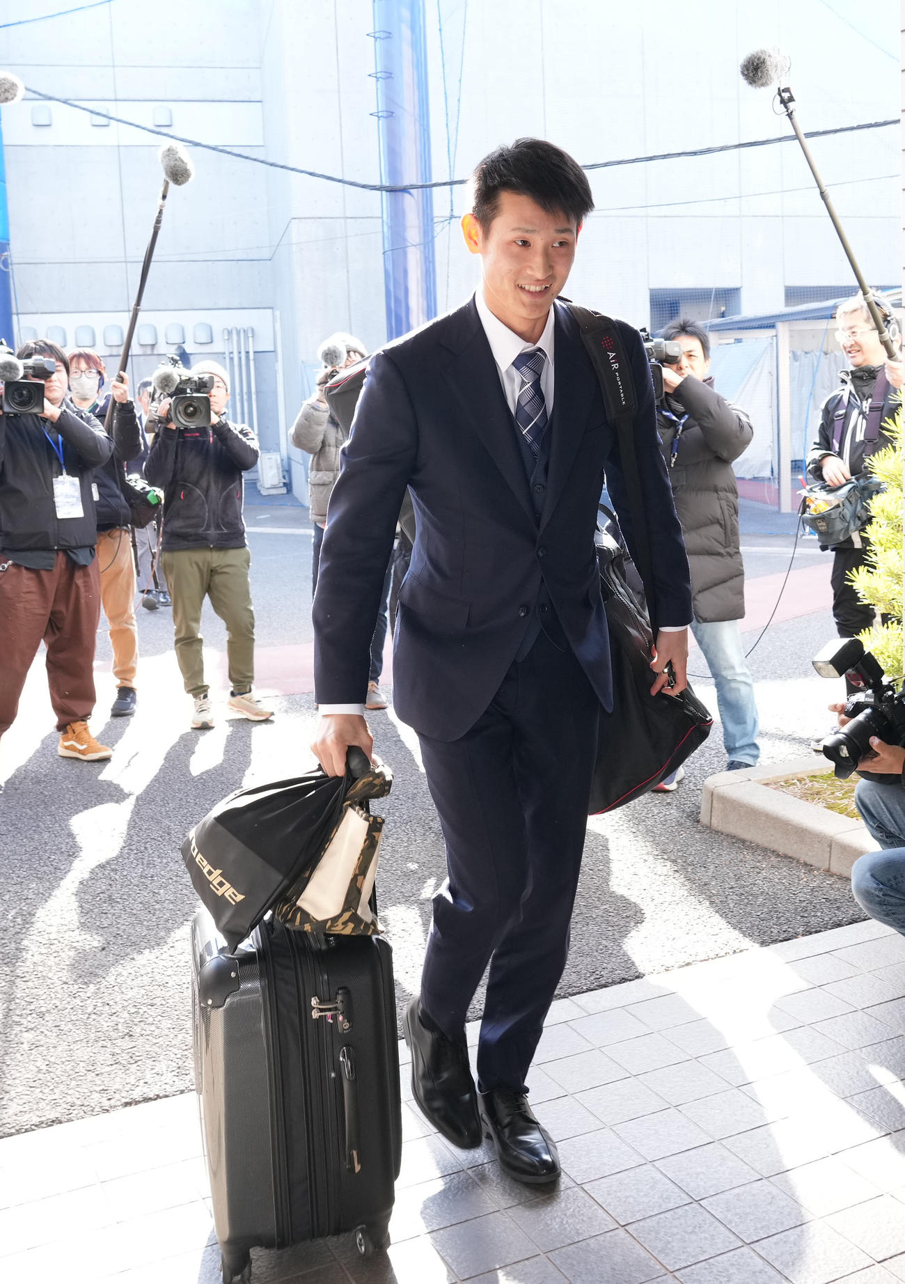 入寮する草加（撮影・森本幸一）