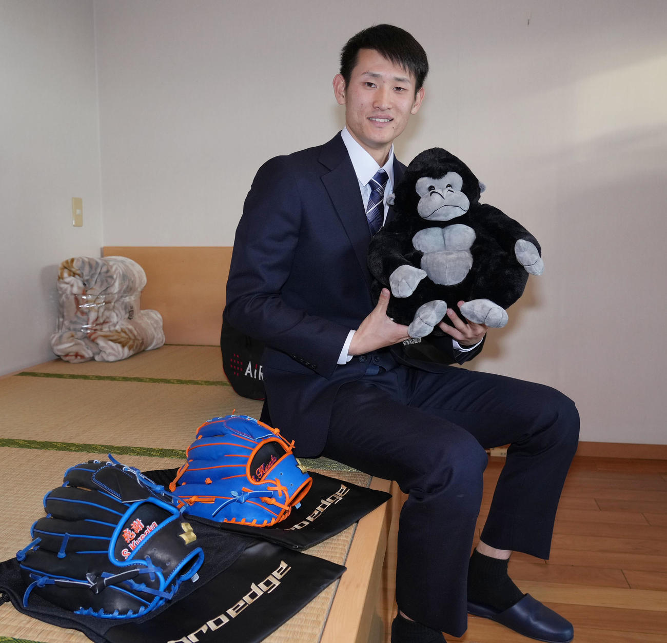 ゴリラのぬいぐるみを手に入寮した草加（撮影・森本幸一）