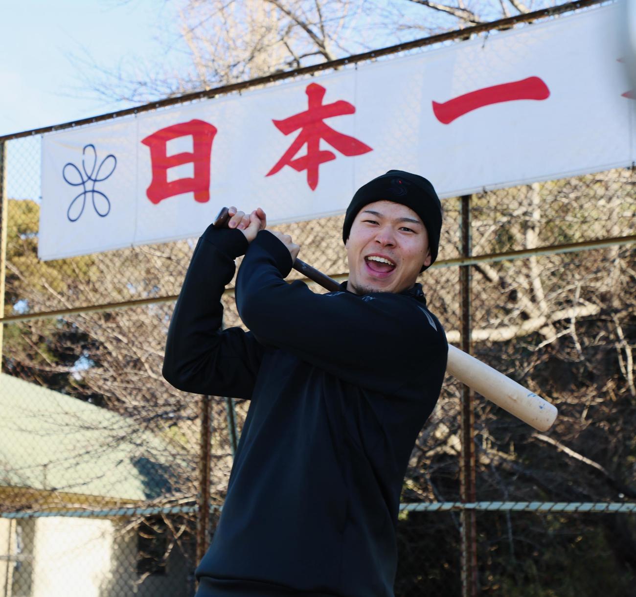自主トレを公開し笑顔でバットを振る佐藤輝（撮影・加藤哉）