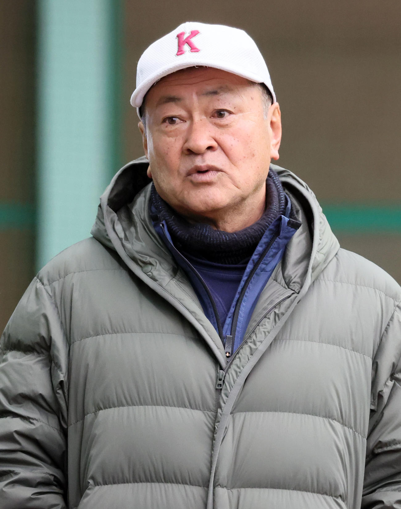 佐藤輝の自主トレを見守る前近大野球部前監督の田中氏（撮影・加藤哉）