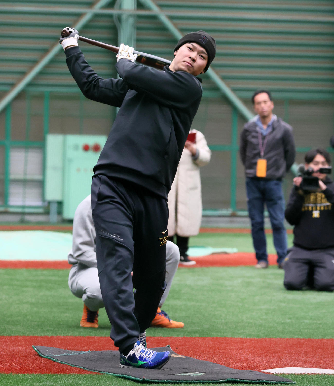自主トレを公開し打撃練習を行う佐藤輝（撮影・加藤哉）