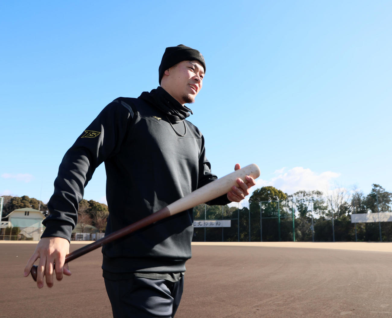 晴れた空を背に自主トレを行った佐藤輝（撮影・加藤哉）
