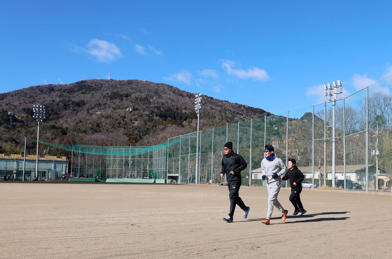 自主トレを公開しランニングする佐藤輝（左）（撮影・加藤哉）