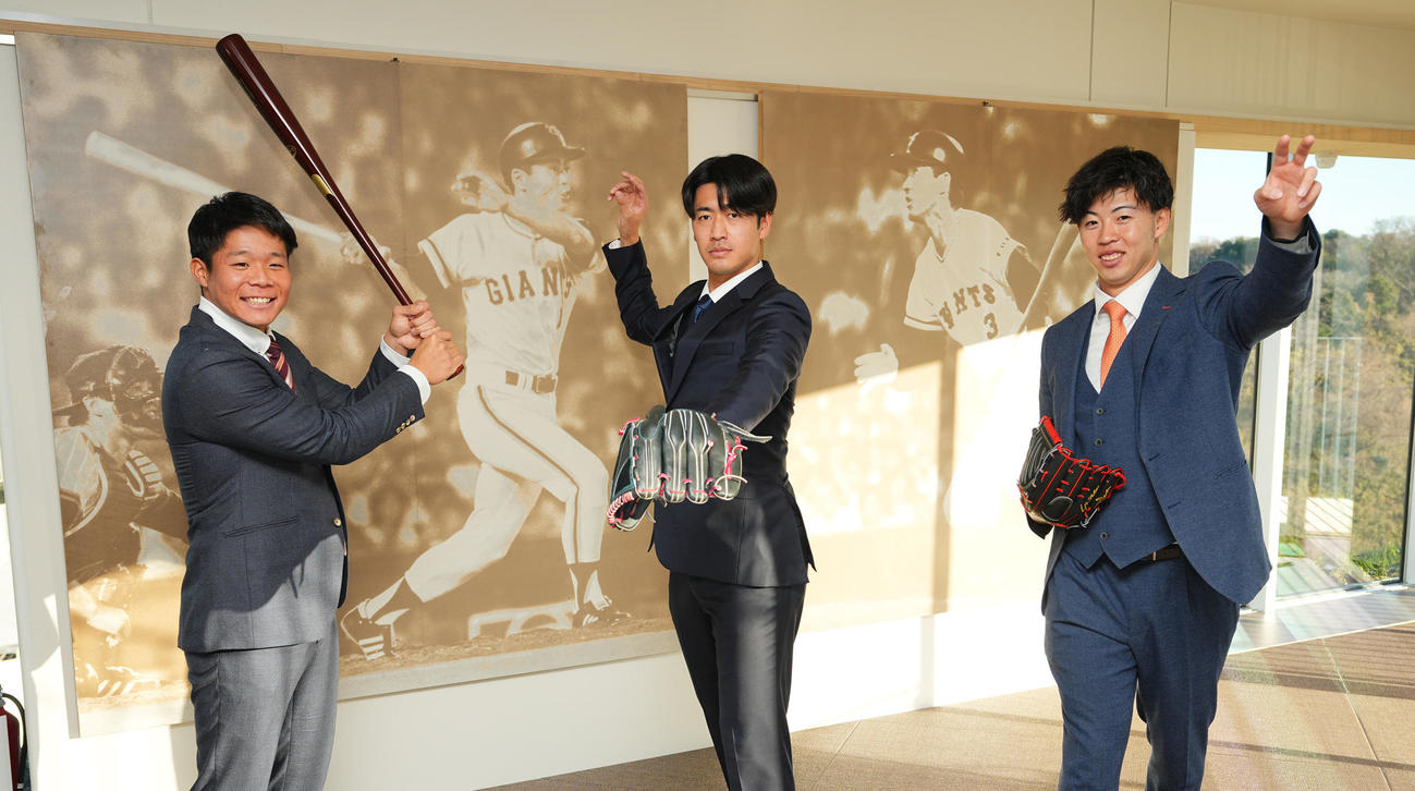 入寮し素振り部屋で写真に納まる巨人ドラフト1位の西舘（中央）、ドラフト2位の森田（右）、3位の佐々木（撮影・垰建太）