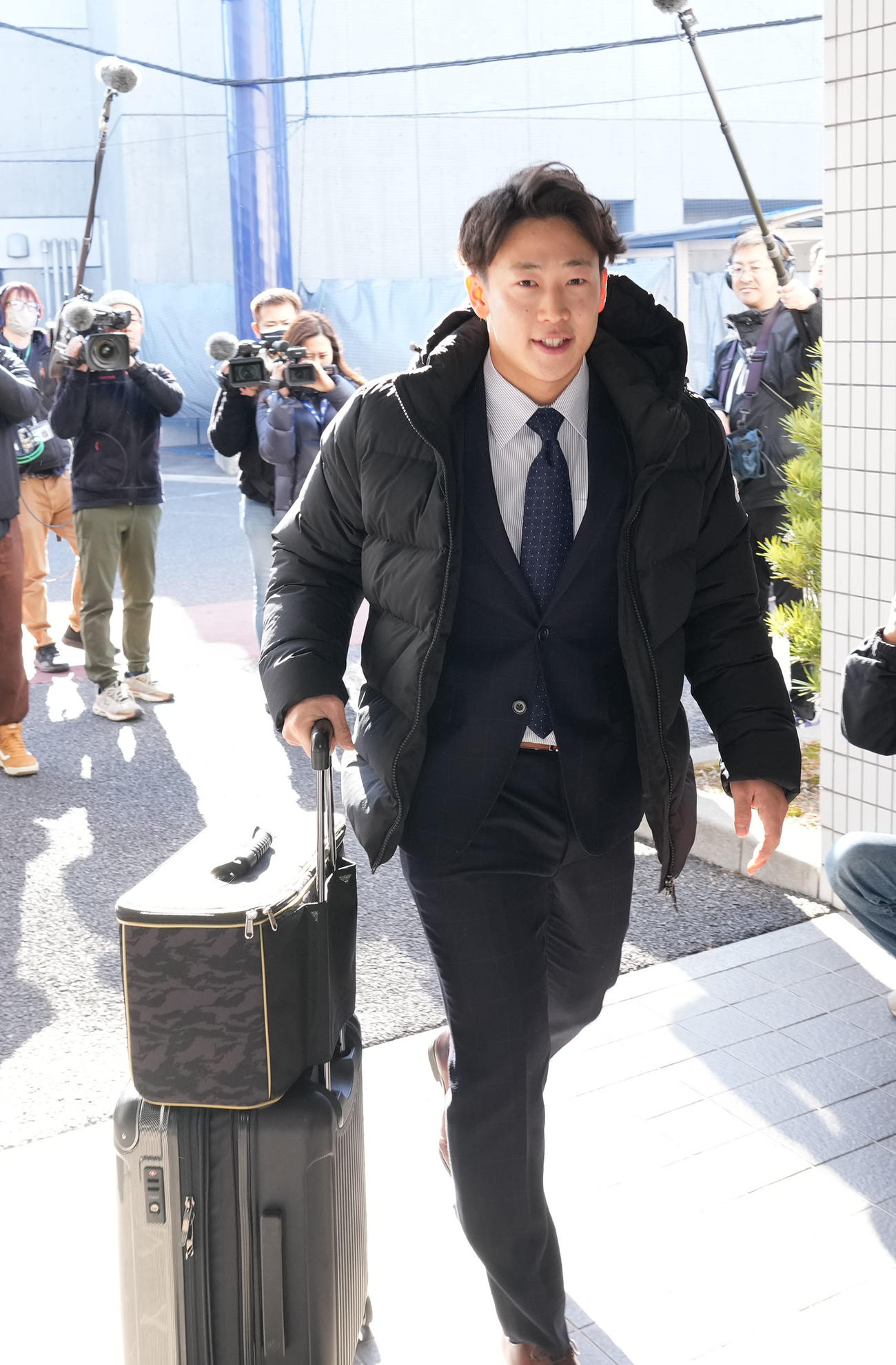 入寮する辻本（撮影・森本幸一）